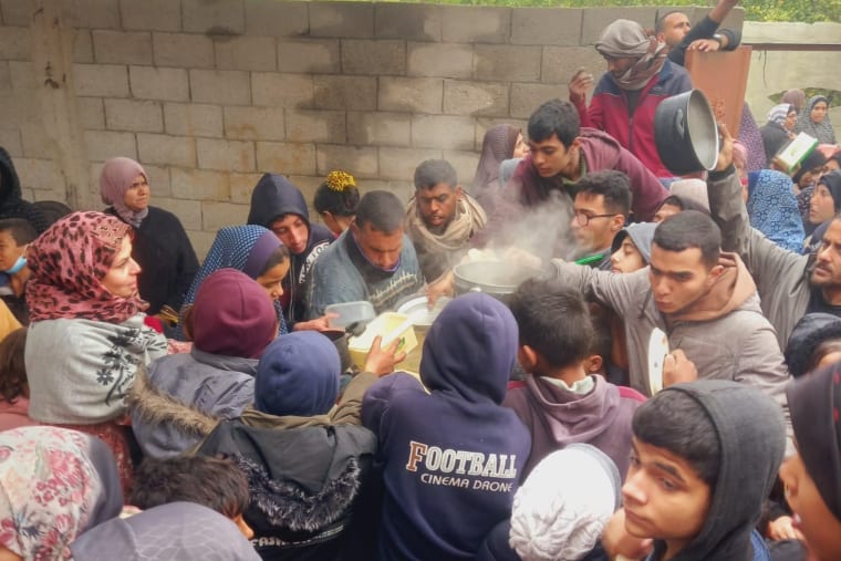 Distribution de nourriture à Rafah le mois dernier (Photo : Laila Salah Kassab)